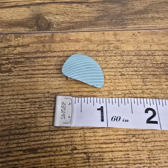 Teal and silver tone textured earrings - Picture 4 of 5